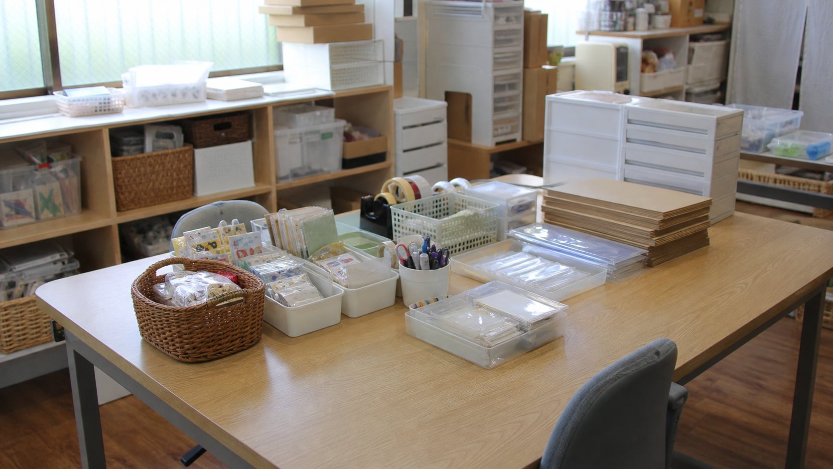 創作活動に使う道具と作業机のイメージ